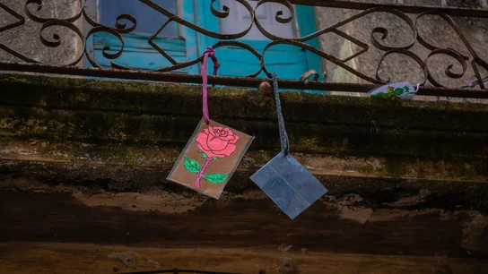 Un dibujo de una rosa colgado de un balcón en Barcelona a propósito de Sant Jordi Un dibujo de una rosa colgado de un balcón en Barcelona a propósito de Sant Jordi