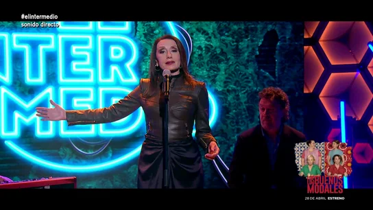 Luz Casal deslumbra con su actuación en directo en El Intermedio: así canta 'Hola, qué tal' Luz Casal llena de buen rollo el plató de El Intermedio para presentar su nuevo éxito, 'Hola, qué tal', dentro de su nuevo disco 'Las ventanas de mi alma'. Puedes ver su actuación en directo en este vídeo.
