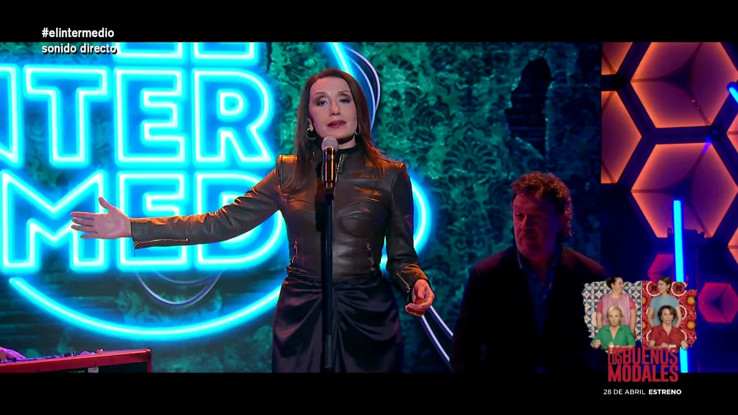 Luz Casal deslumbra con su actuación en directo en El Intermedio: así canta 'Hola, qué tal' Luz Casal llena de buen rollo el plató de El Intermedio para presentar su nuevo éxito, 'Hola, qué tal', dentro de su nuevo disco 'Las ventanas de mi alma'. Puedes ver su actuación en directo en este vídeo.