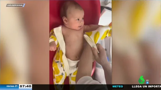 El truco definitivo para poner la ropa a los bebés de forma rápida y sencilla El truco definitivo para poner la ropa a los bebés de forma rápida y sencilla