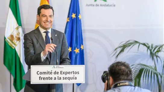 El presidente de la Junta de Andalucía, Juanma Moreno, en rueda de prensa tras la reunión del Comité de Expertos frente a la sequía. El presidente de la Junta de Andalucía, Juanma Moreno, en rueda de prensa tras la reunión del Comité de Expertos frente a la sequía.