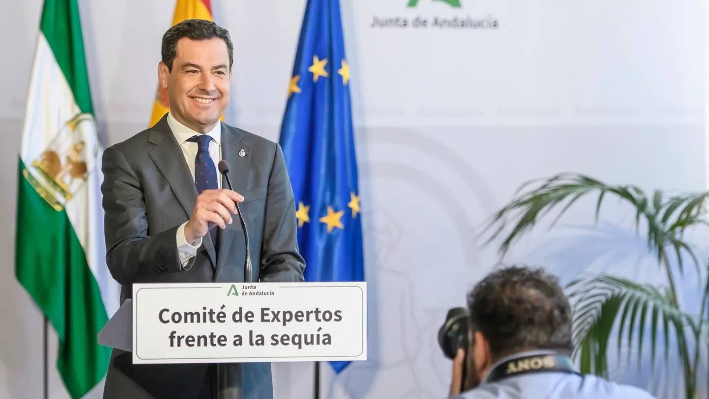 El presidente de la Junta de Andalucía, Juanma Moreno, en rueda de prensa tras la reunión del Comité de Expertos frente a la sequía. El presidente de la Junta de Andalucía, Juanma Moreno, en rueda de prensa tras la reunión del Comité de Expertos frente a la sequía.