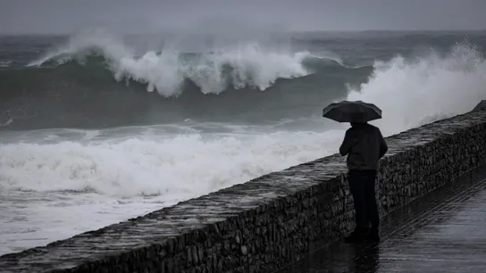 Imagen de archivo de un hombre observando el oleaje Imagen de archivo de un hombre observando el oleaje