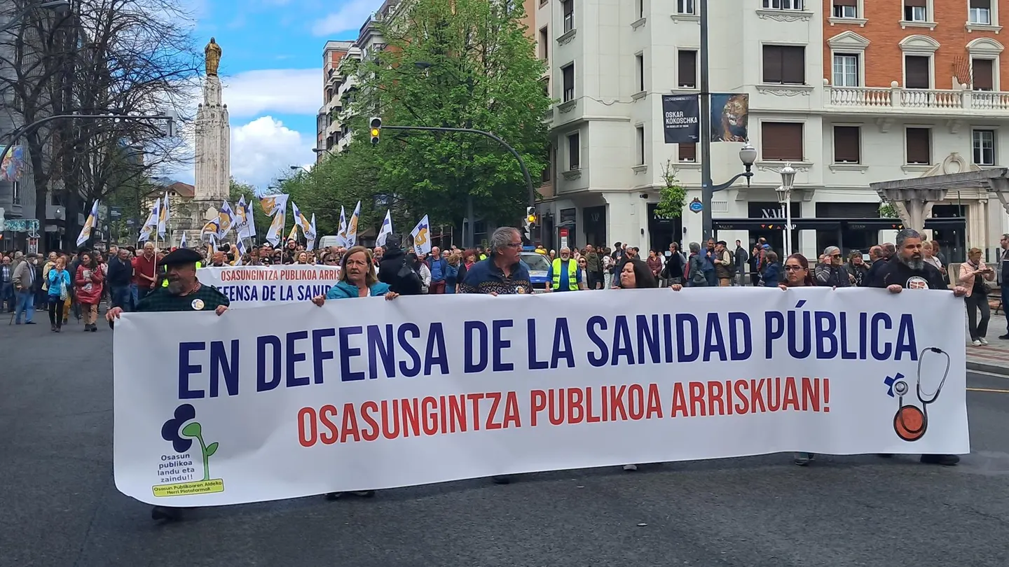 Miles de personas denuncian en Bilbao el "desmantelamiento" de Osakidetza Miles de personas denuncian en Bilbao el "desmantelamiento" de Osakidetza