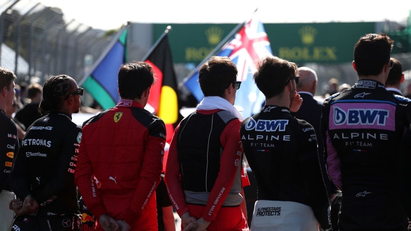 Varios pilotos de la F1, de espaldas