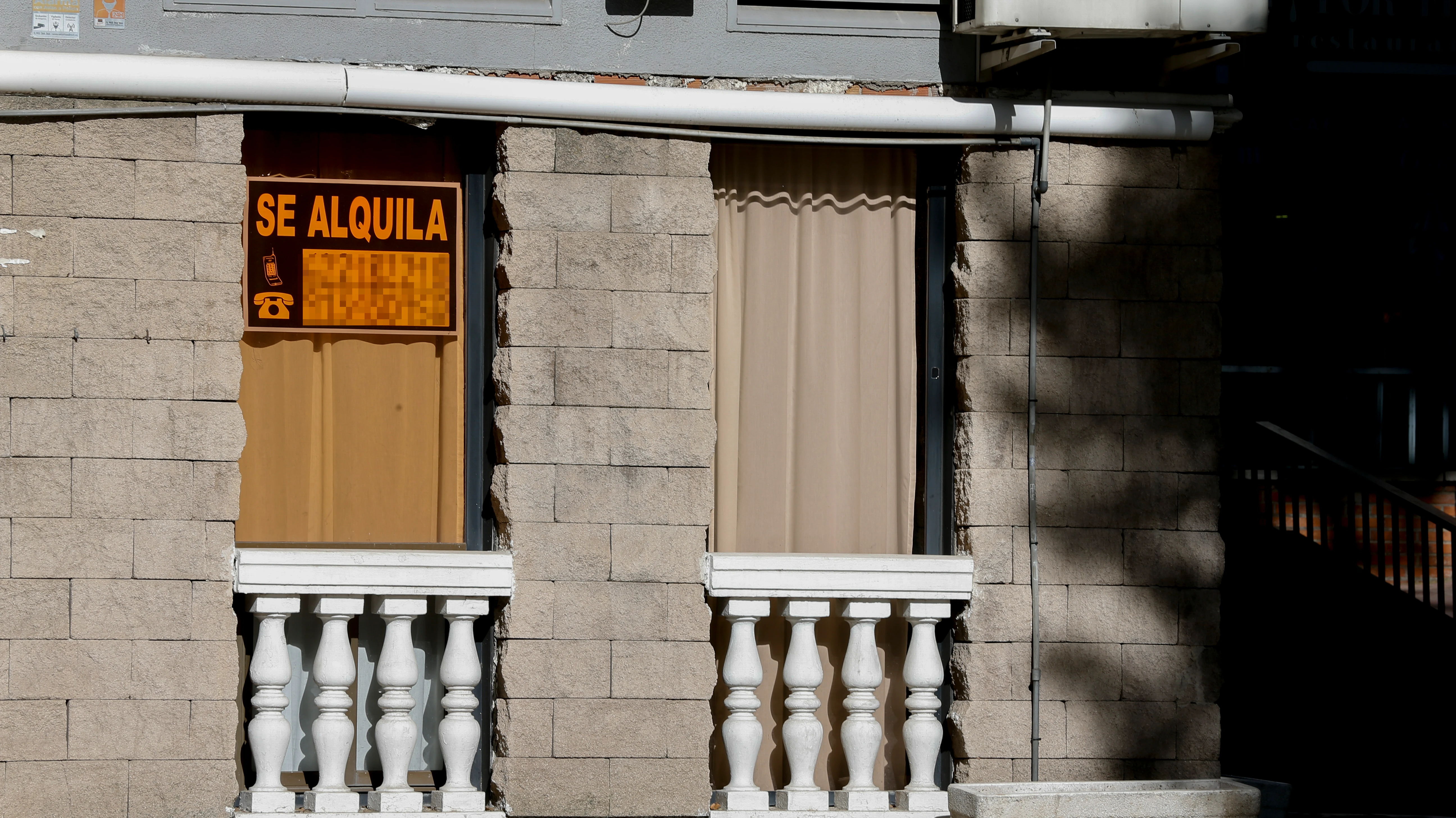 Vista de un cartel de alquiler en un piso de Madrid.