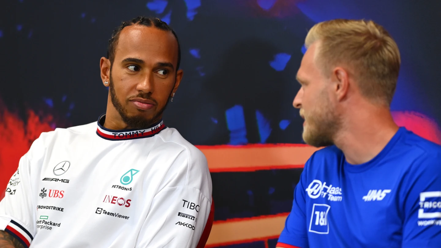 Lewis Hamilton y Kevin Magnussen. Lewis Hamilton y Kevin Magnussen.