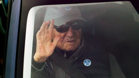 El rey emérito Juan Carlos I, en el vehículo que conduce su amigo Pedro Campos, a su salida del náutico de Sanxenxo El rey emérito Juan Carlos I, en el vehículo que conduce su amigo Pedro Campos, a su salida del náutico de Sanxenxo