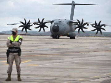 The first plane arrives in Madrid with 200 Spanish evacuees from Israel