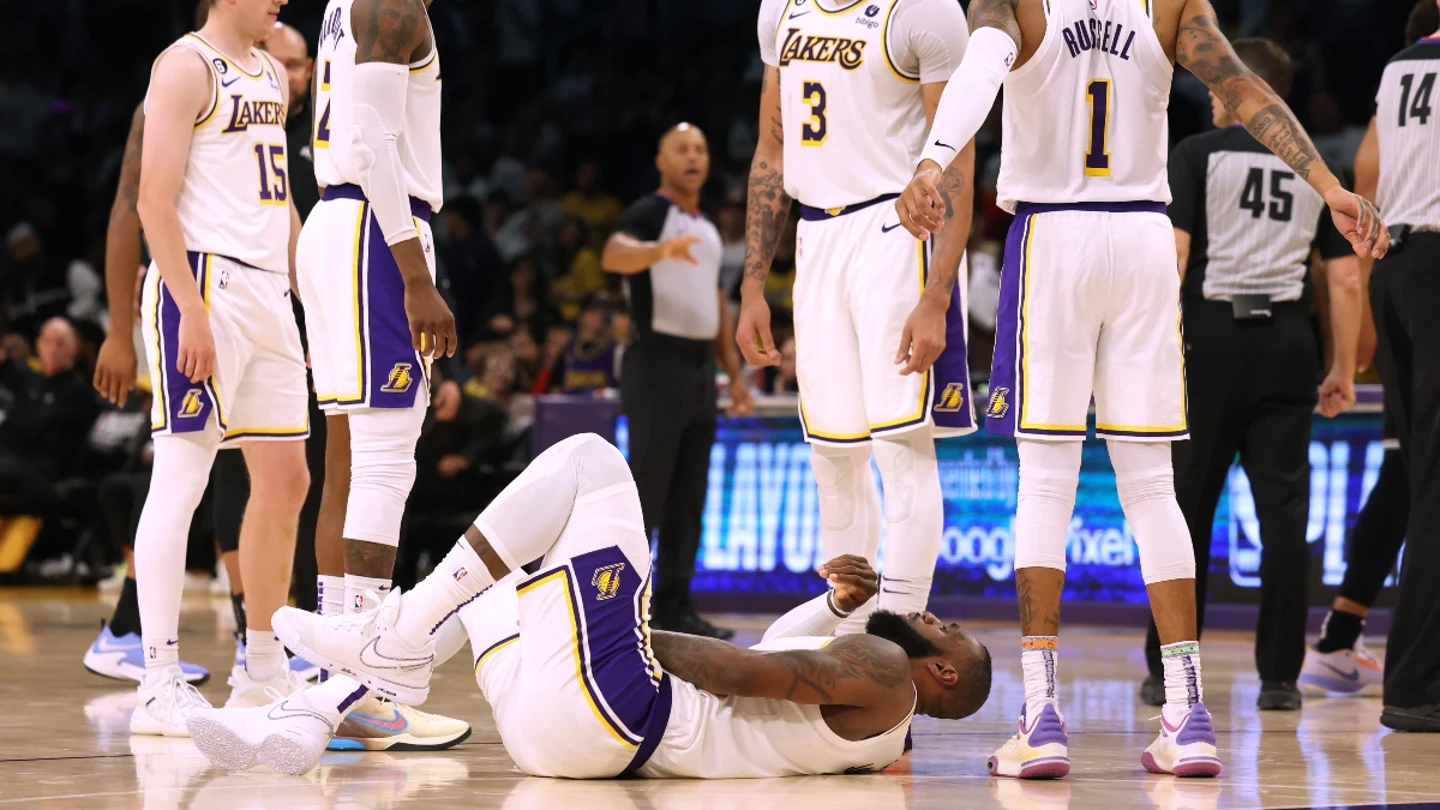 LeBron James, tendido en el suelo LeBron James, tendido en el suelo