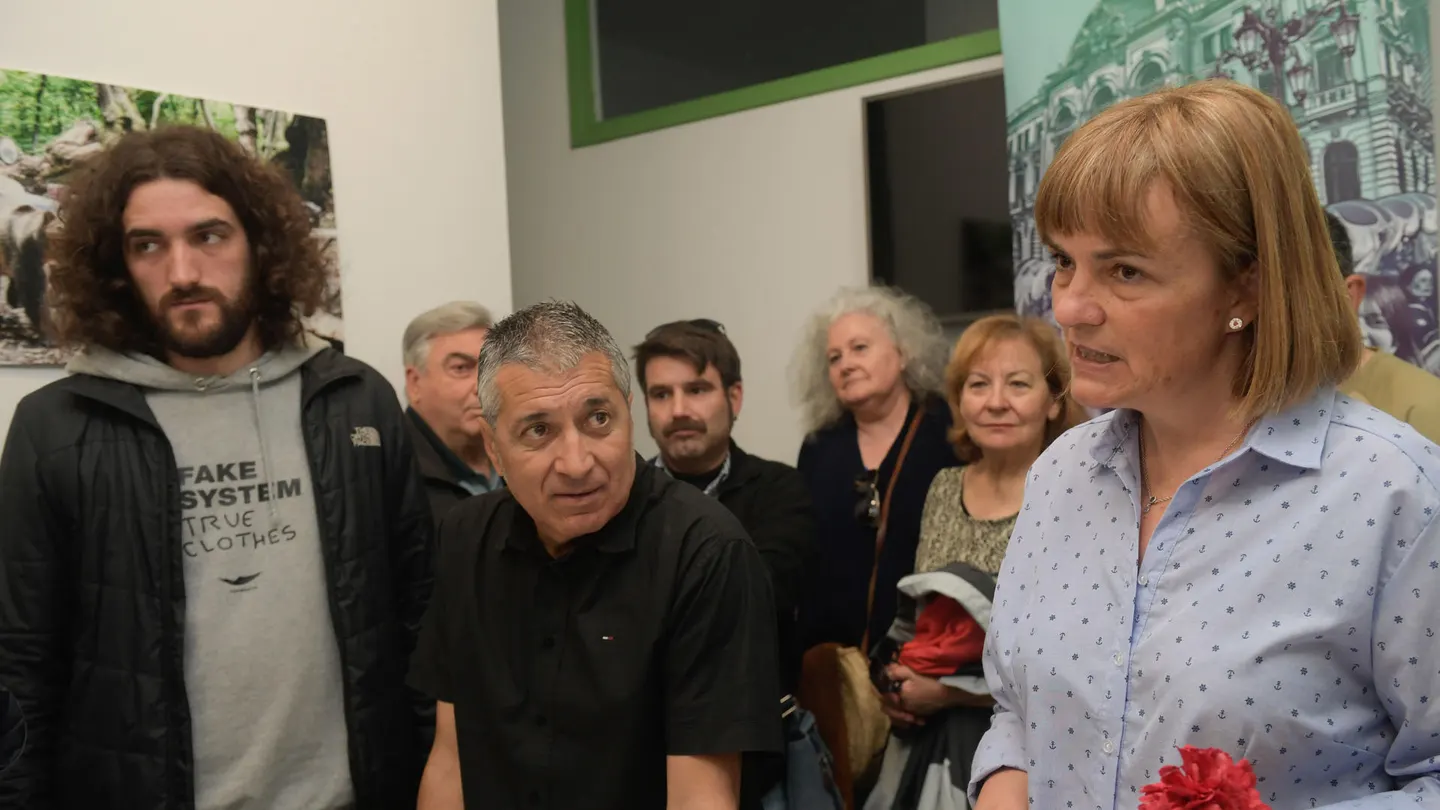 La candidata de Podemos a la Presidencia del Principado, Covadonga Tomé (d), junto al número dos de la candidatura, Xune Elipe (c), y Jorge Fernández (i) La candidata de Podemos a la Presidencia del Principado, Covadonga Tomé (d), junto al número dos de la candidatura, Xune Elipe (c), y Jorge Fernández (i)