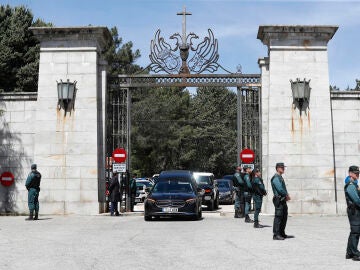 Los restos de José Antonio Primo de Rivera abandonan el Valle de Cuelgamuros tras su exhumación