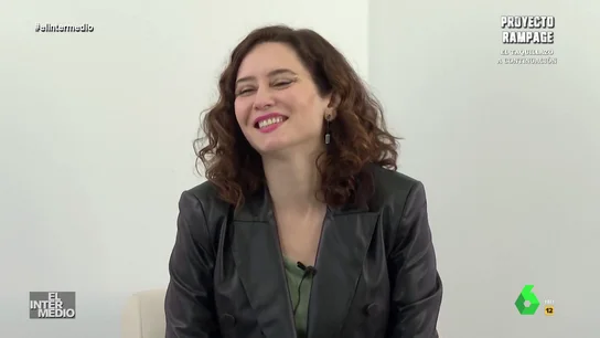 Ayuso y su sonrisa 'perfecta' para una sesión de fotos Ayuso y su sonrisa 'perfecta' para una sesión de fotos