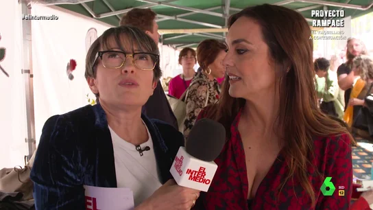 Mónica Carrillo se confiesa con Thais Villas: ¿Se considera mejor escritora o amante? Thais Villas reúne las dos cosas que se celebran en Sant Jordi, libros y amor, y pregunta a las escritoras Rosa Montero y Mónica Carrillo cómo compaginan cultura y amor: "Escribir cuando estás inspirado es como un orgasmo", afirma Montero.