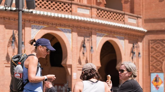 Tres mujeres toman helado frente a la Plaza de Toros de la Ventas en Madrid Tres mujeres toman helado frente a la Plaza de Toros de la Ventas en Madrid
