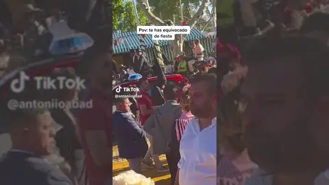 La surrealista imagen de un nazareno en la Feria de Abril de Sevilla 2023: "Te has equivocado de fiesta" La surrealista imagen de un nazareno en la Feria de Abril de Sevilla 2023: "Te has equivocado de fiesta"