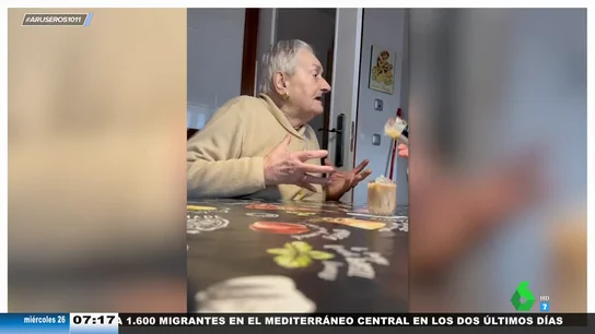 El enfado de una señora de 92 años cuando su hija no le permite beberse un chupito tras la cena El enfado de una señora de 92 años cuando su hija no le permite beberse un chupito tras la cena