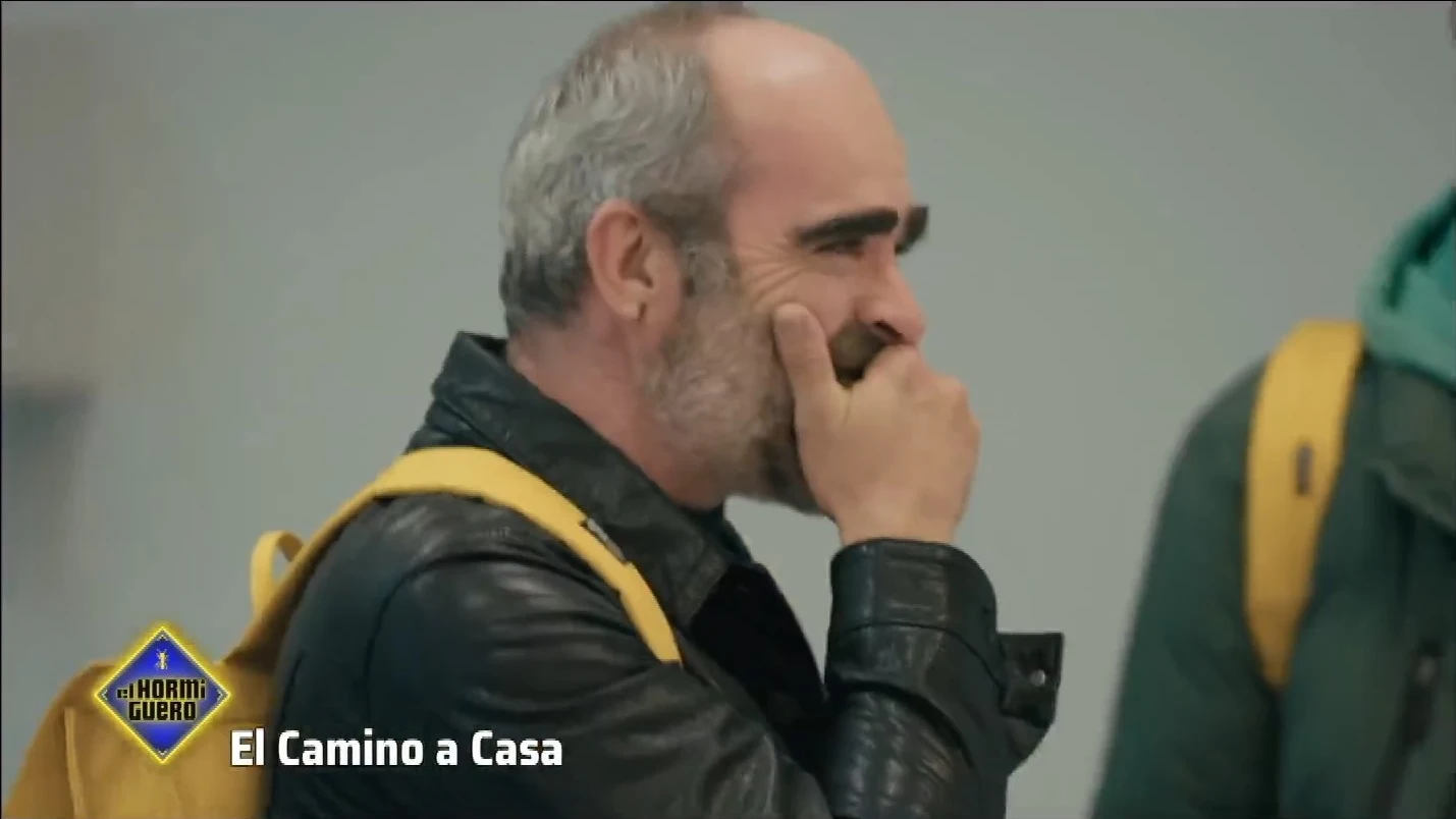Luis Tosar se emociona al reencontrarse con la profesora que le enseñó el amor por el teatro en 'El camino a casa': "Marcó mi vida"