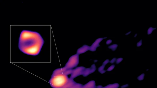 Vista de la representación artística que muestra juntos, por primera vez, el chorro y la sombra del agujero negro del centro de la galaxia M87. Vista de la representación artística que muestra juntos, por primera vez, el chorro y la sombra del agujero negro del centro de la galaxia M87.