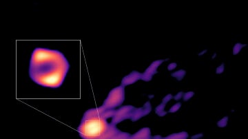 Vista de la representación artística que muestra juntos, por primera vez, el chorro y la sombra del agujero negro del centro de la galaxia M87. 