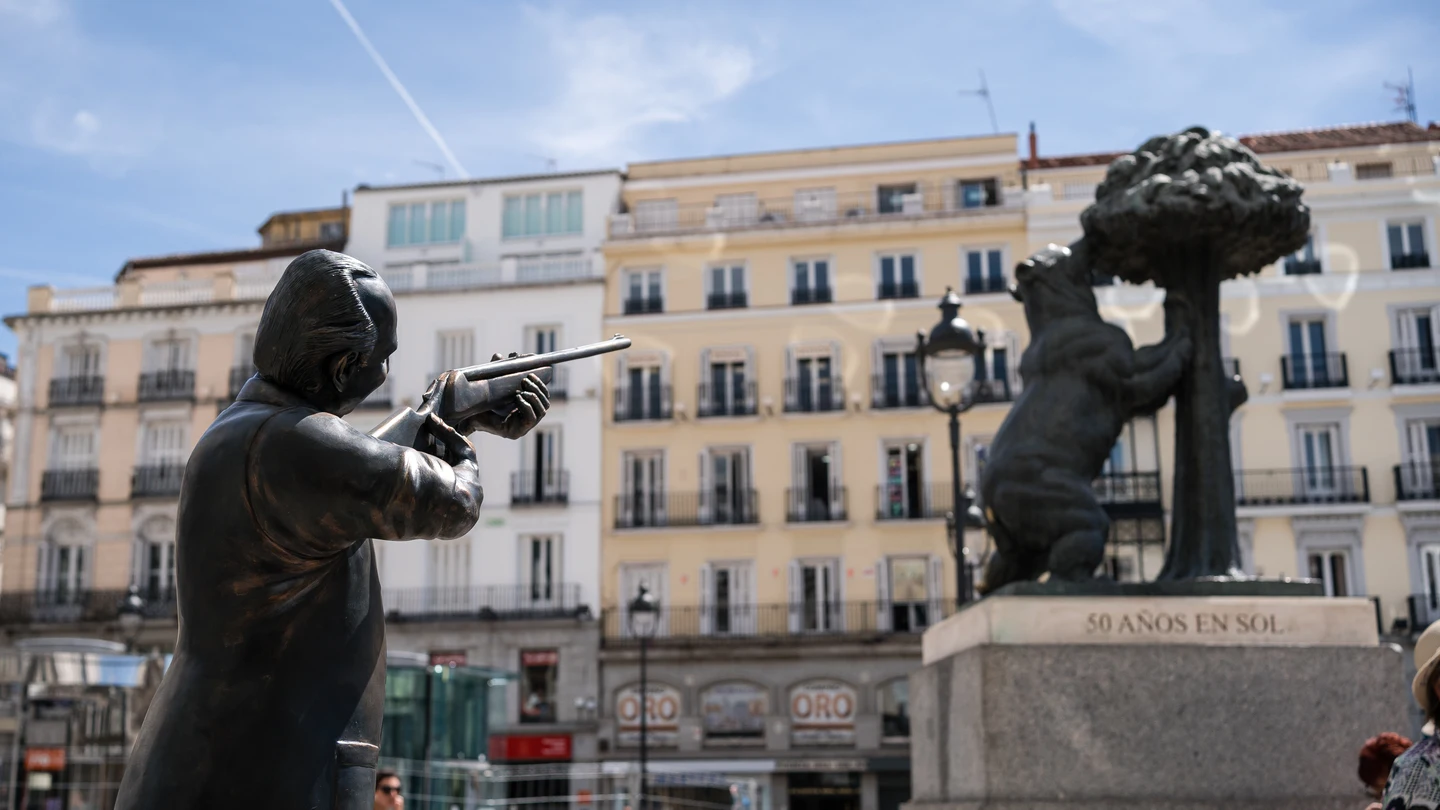 La pieza escultórica del Rey emérito apuntando con una escopeta al monumento ‘El Oso y el Madroño’. La pieza escultórica del Rey emérito apuntando con una escopeta al monumento ‘El Oso y el Madroño’.