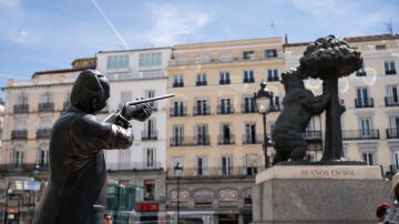 La pieza escultórica del Rey emérito apuntando con una escopeta al monumento ‘El Oso y el Madroño’.
