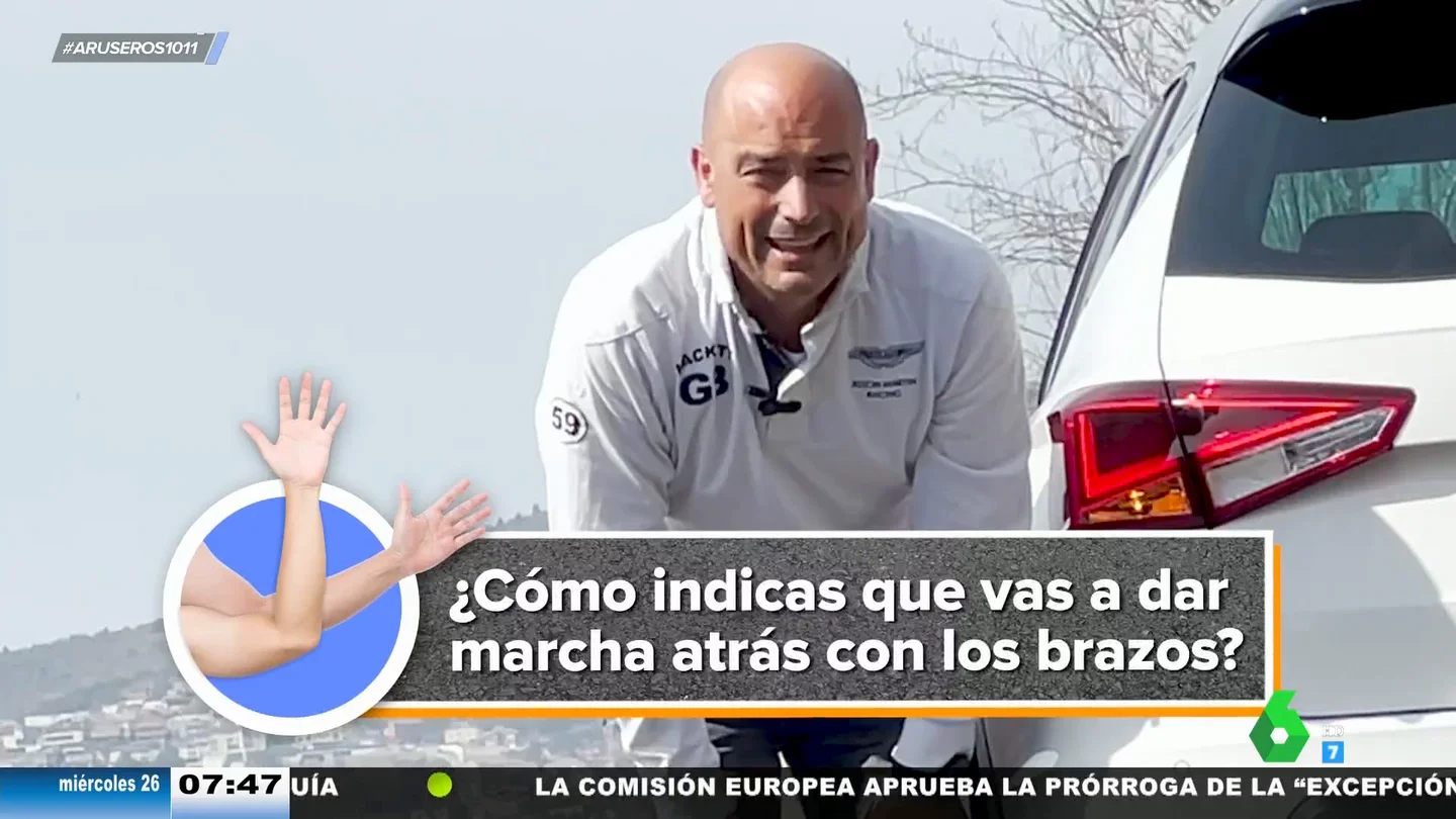 Pregunta de la semana sobre seguridad vial: ¿cómo se indica con los brazos que se va a dar marcha atrás? Pregunta de la semana sobre seguridad vial: ¿cómo se indica con los brazos que se va a dar marcha atrás?