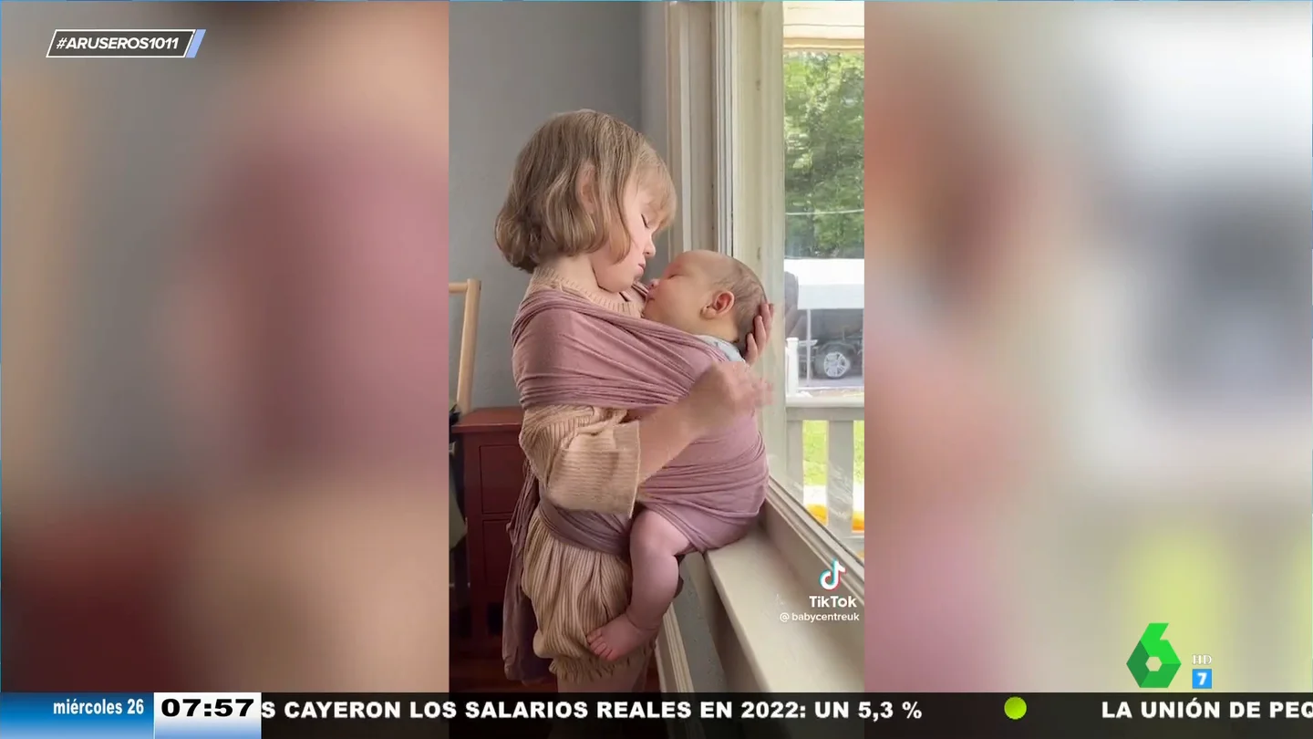 El tierno vídeo viral de una niña que cuida a su hermanito pequeño y le canta nanas El tierno vídeo viral de una niña que cuida a su hermanito pequeño y le canta nanas