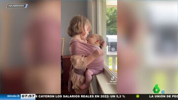 El tierno vídeo viral de una niña que cuida a su hermanito pequeño y le canta nanas