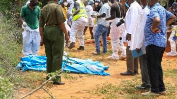 Detectives de homicidios y forenses examinan los cuerpos de las víctimas de la secta en Kenia 