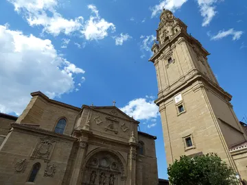 Santo Domingo de la Calzada es el pueblo en el que cantó la gallina después de asada Santo Domingo de la Calzada es el pueblo en el que cantó la gallina después de asada