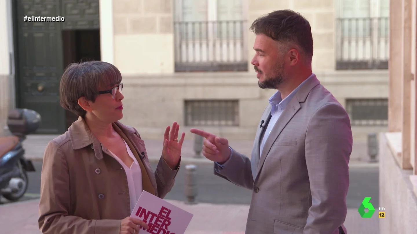 Rufián recuerda el look de una de sus peores noches y Thais Villas flipa: "No puedo aguantar. Me voy a tener que ir" Rufián recuerda el look de una de sus peores noches y Thais Villas flipa: "No puedo aguantar. Me voy a tener que ir"