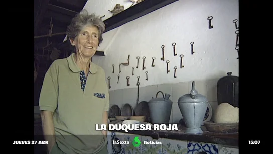 Así era la 'Duquesa roja', la aristócrata que desafió al Tribunal de Orden Público de Franco y se rapó la cabeza Isabel Álvarez de Toledo, duquesa de Medina Sidonia y Grande de España, se enfrentó al Tribunal de Orden Público de Franco tras liderar una manifestación pacífica. Condenada a un año, le ofrecieron el indulto. En lugar de aceptarlo, se rapó al cero.