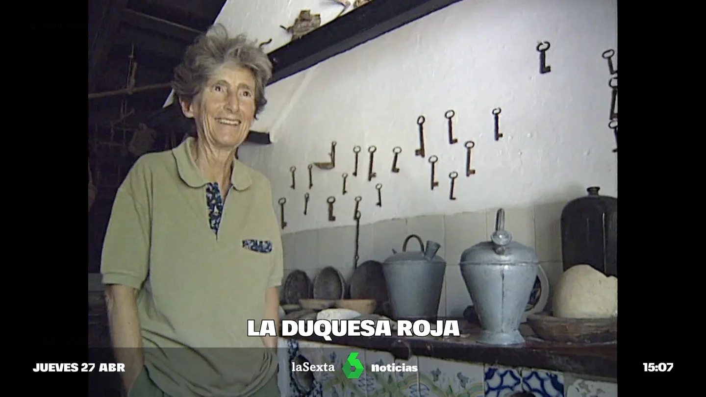 Así era la 'Duquesa roja', la aristócrata que desafió al Tribunal de Orden Público de Franco y se rapó la cabeza Isabel Álvarez de Toledo, duquesa de Medina Sidonia y Grande de España, se enfrentó al Tribunal de Orden Público de Franco tras liderar una manifestación pacífica. Condenada a un año, le ofrecieron el indulto. En lugar de aceptarlo, se rapó al cero.