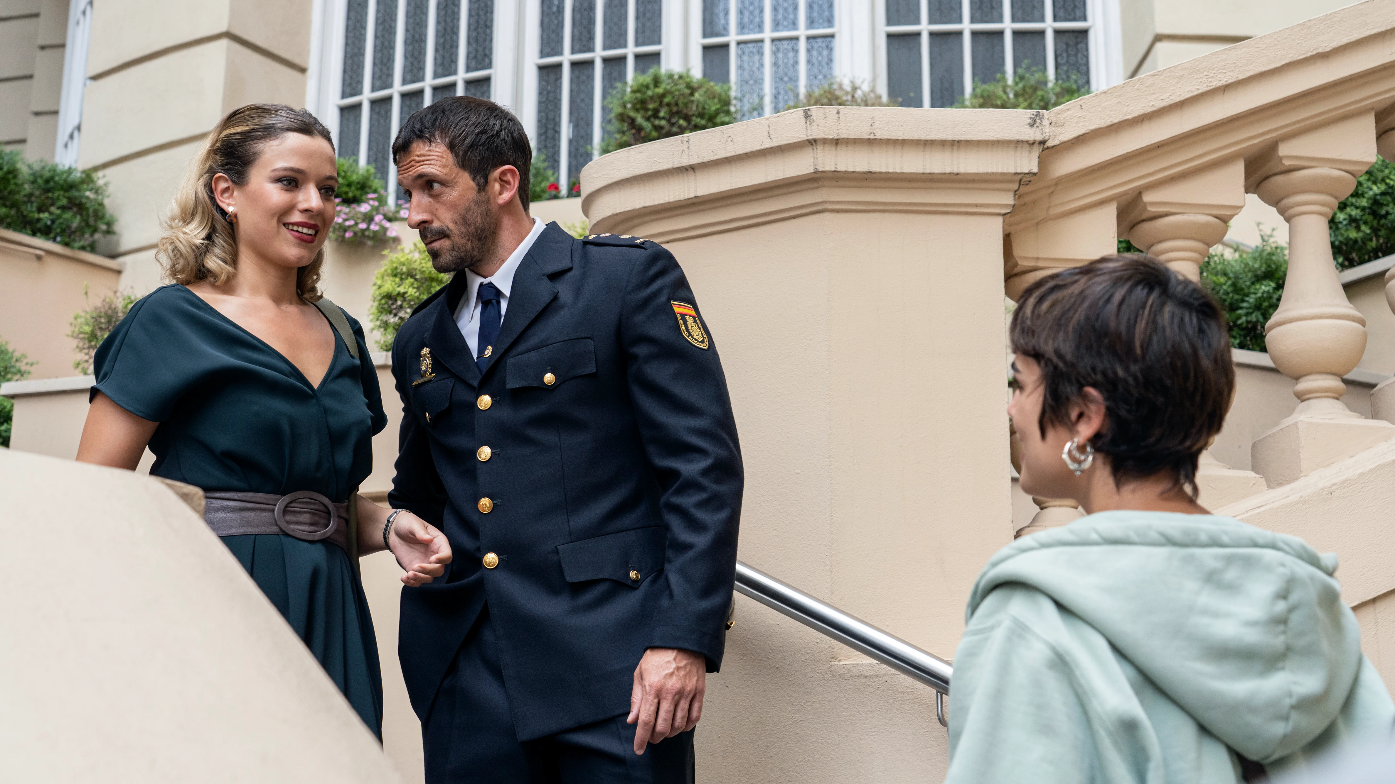 Manuela (Adriana Ugarte) se encuentra con su exnovio Héctor, que no se creerá sus historias.