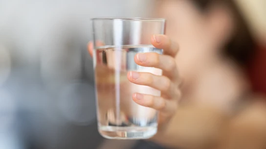 Beber agua es clave para evitar la deshidratación, más aún en épocas de calor extremo Beber agua es clave para evitar la deshidratación, más aún en épocas de calor extremo