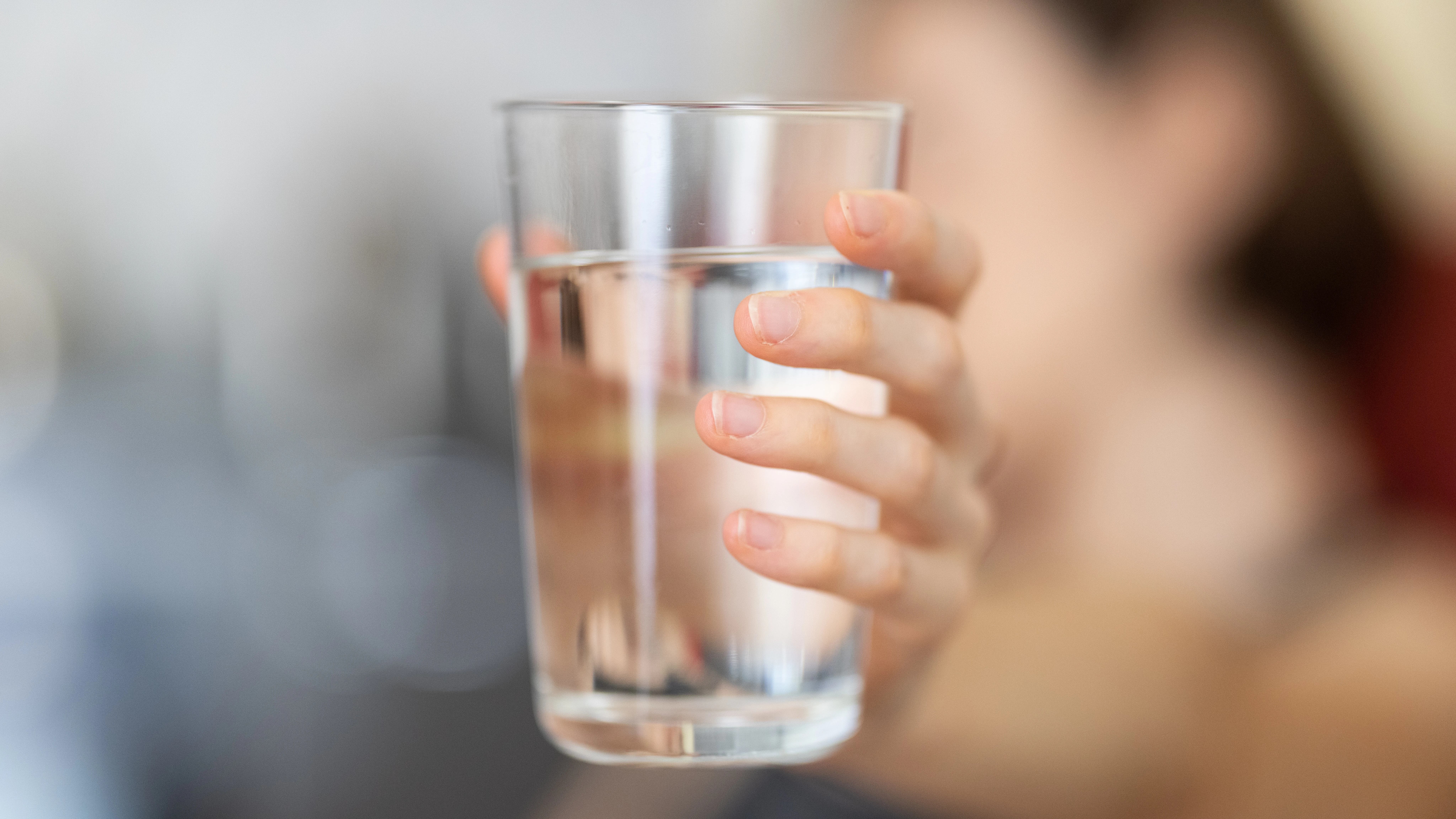 Beber agua es clave para evitar la deshidratación, más aún en épocas de calor extremo