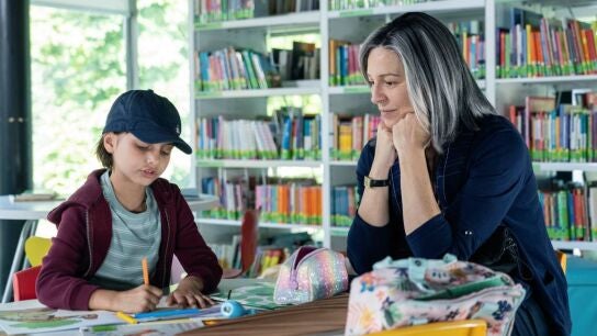 Sin saberlo, Manuela contará con la ayuda de su madre adoptiva en el peor momento.