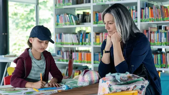 Sin saberlo, Manuela contará con la ayuda de su madre adoptiva en el peor momento. Sin saberlo, Manuela contará con la ayuda de su madre adoptiva en el peor momento.