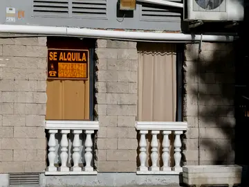 Imagen de archivo de un cartel de &#39;Se alquila&#39; en una vivienda en alquiler