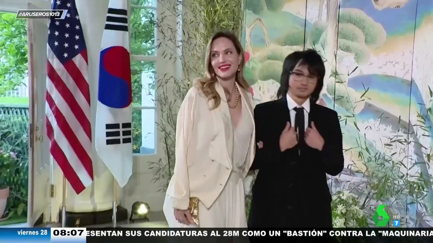 Angelina Jolie eclipsa con un increíble vestido blanco en su visita a la Casa Blanca con su hijo Maddox Angelina Jolie eclipsa con un increíble vestido blanco en su visita a la Casa Blanca con su hijo Maddox