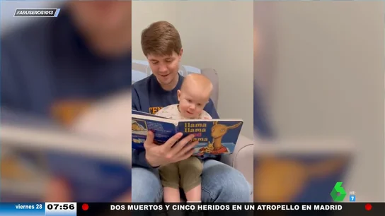 Cuando es el bebé el que le 'lee' un cuento al padre: "Blablablabla blablabla blablablá" Cuando es el bebé el que le 'lee' un cuento al padre: "Blablablabla blablabla blablablá"