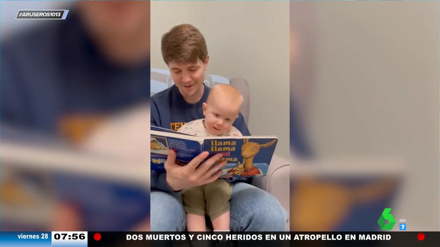 Cuando es el bebé el que le 'lee' un cuento al padre: "Blablablabla blablabla blablablá" Cuando es el bebé el que le 'lee' un cuento al padre: "Blablablabla blablabla blablablá"