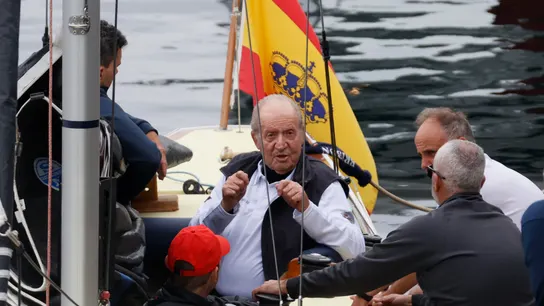 El rey emérito, Juan Carlos I, al salir a navegar en Sanxenxo en su última visita. El rey emérito, Juan Carlos I, al salir a navegar en Sanxenxo en su última visita.