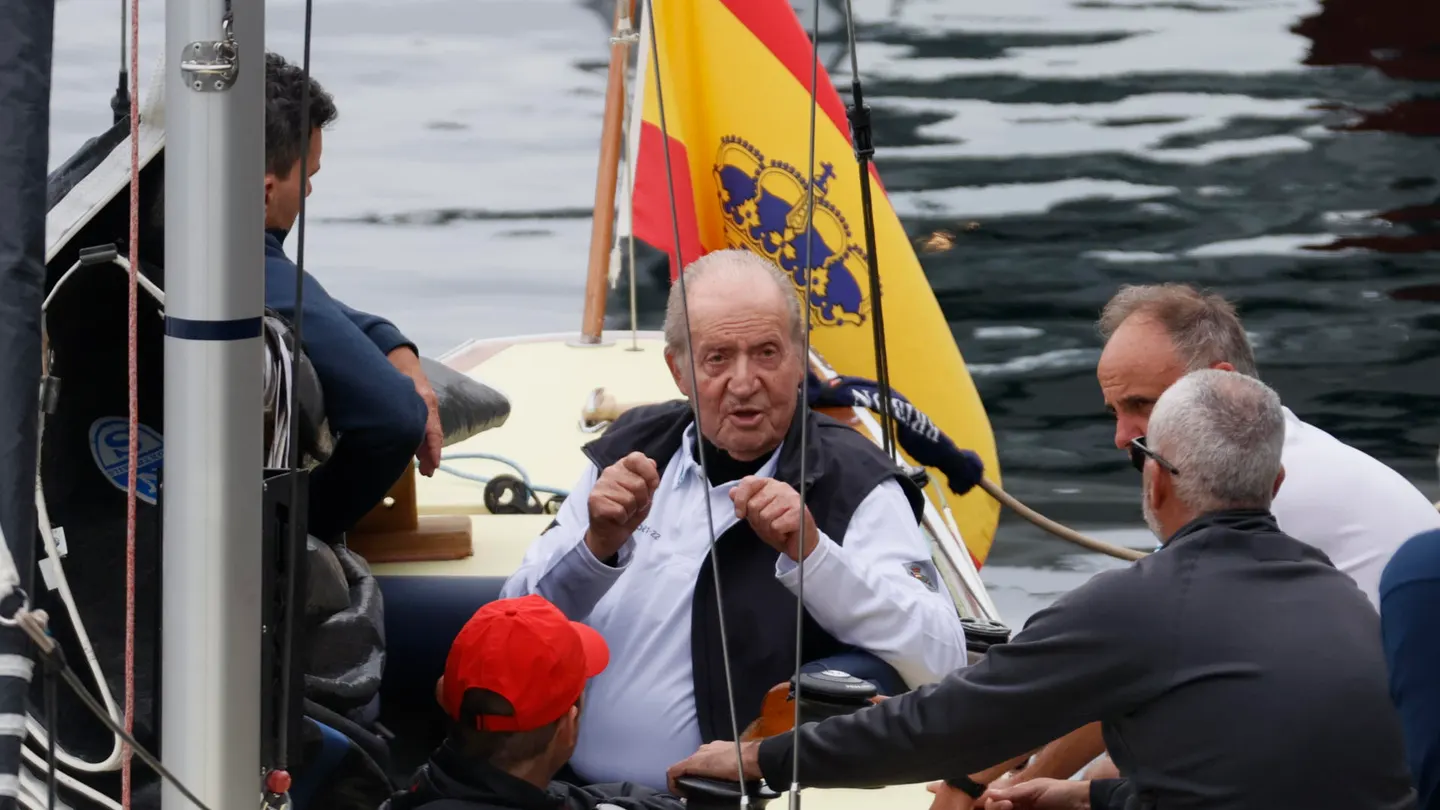 El rey emérito, Juan Carlos I, al salir a navegar en Sanxenxo en su última visita. El rey emérito, Juan Carlos I, al salir a navegar en Sanxenxo en su última visita.