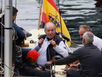 El rey emérito, Juan Carlos I, al salir a navegar en Sanxenxo en su última visita.