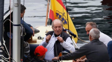 El rey emérito, Juan Carlos I, al salir a navegar en Sanxenxo en su última visita.