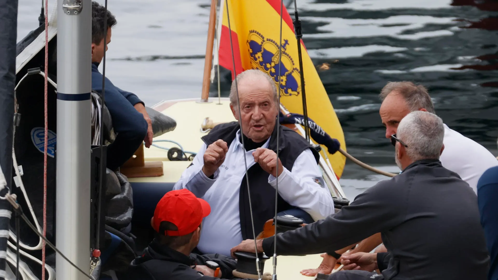 El rey emérito, Juan Carlos I, al salir a navegar en Sanxenxo en su última visita.