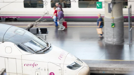 Tren de Renfe en una estación Tren de Renfe en una estación
