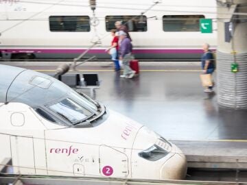 Tren de Renfe en una estaci&oacute;n